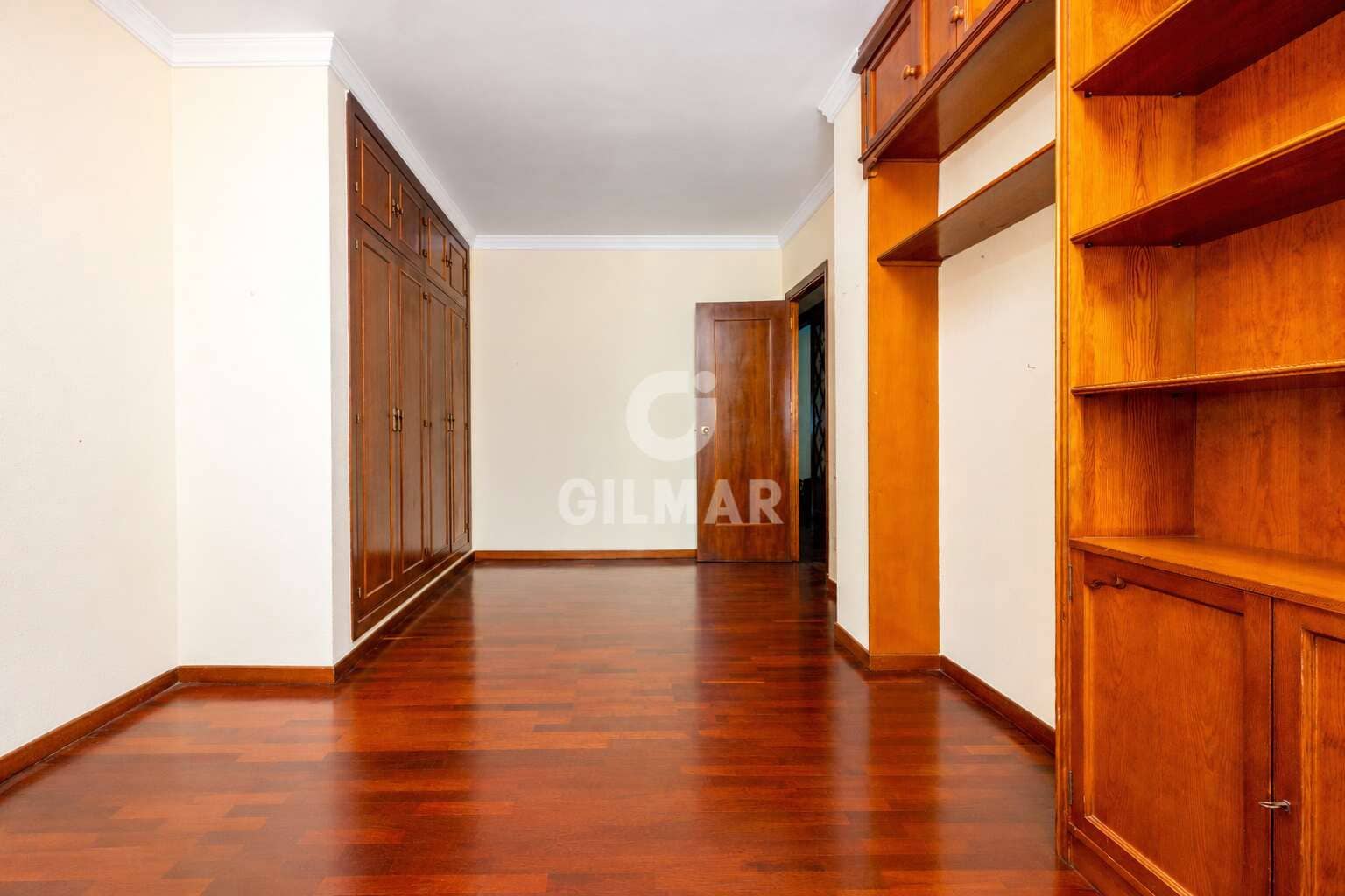 5 bedroom Flat for sale in Cadiz city with garage - € 850,000 (Ref: 9938724)