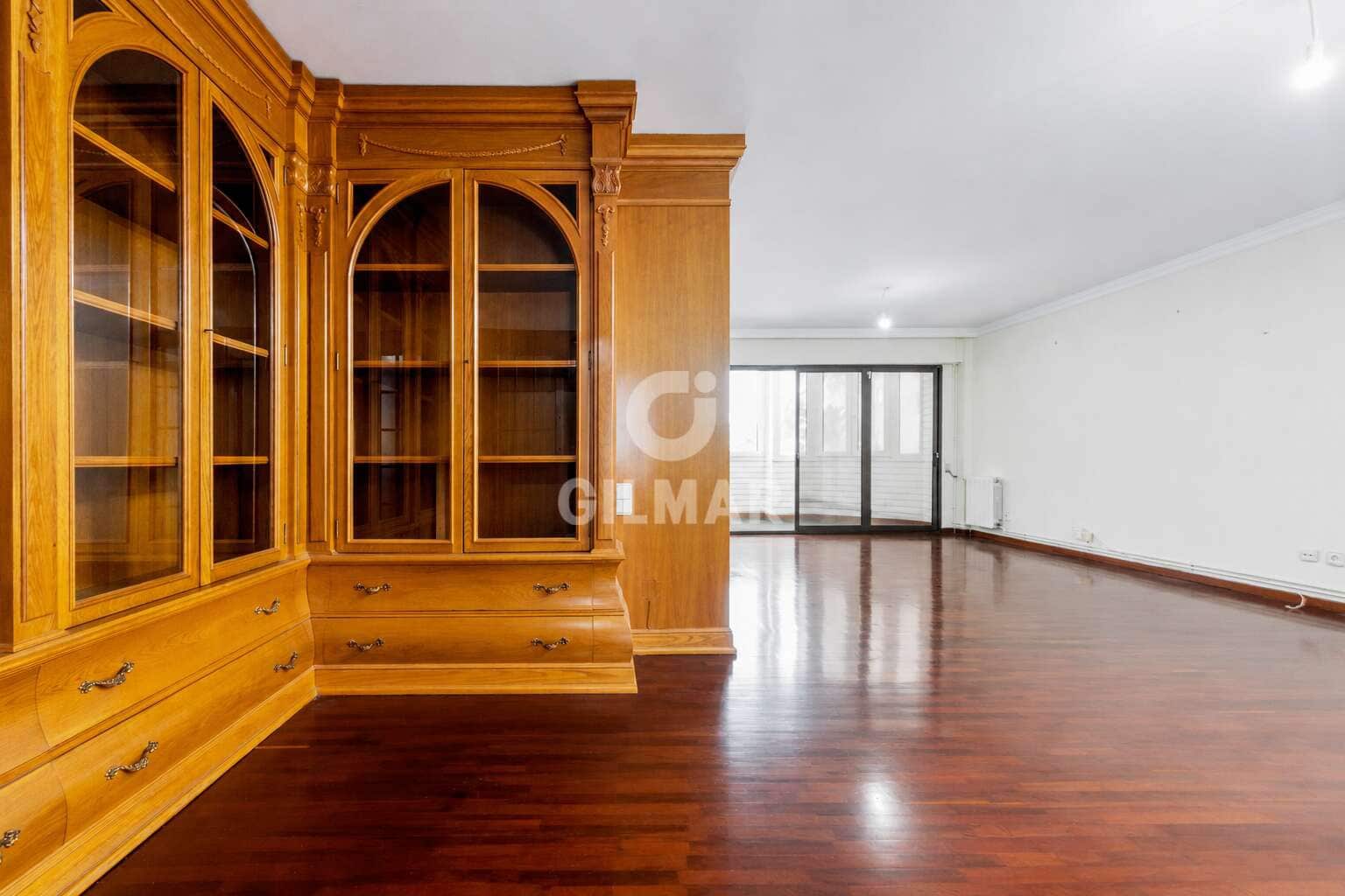 5 bedroom Flat for sale in Cadiz city with garage - € 850,000 (Ref: 9938724)