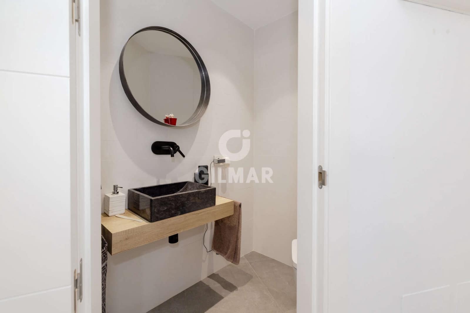 Piso de 2 habitaciones en Estepona en venta con piscina - 399.000 € (Ref: 9943196)