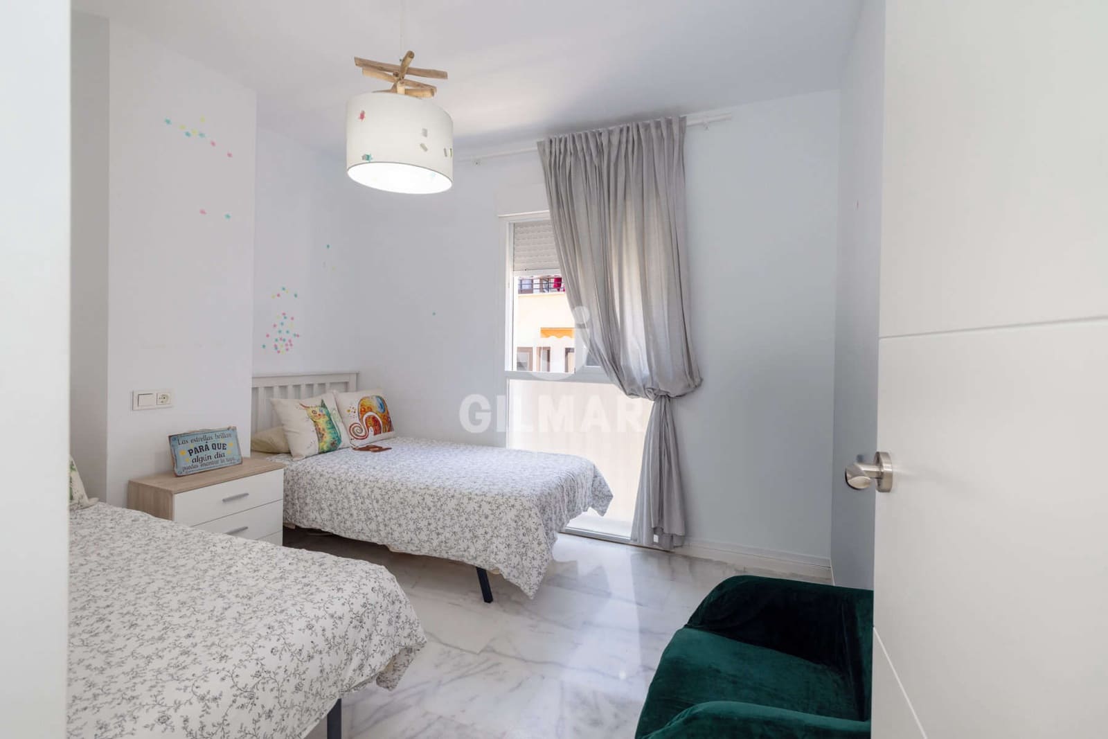 Piso de 2 habitaciones en Estepona en venta con piscina - 399.000 € (Ref: 9943196)