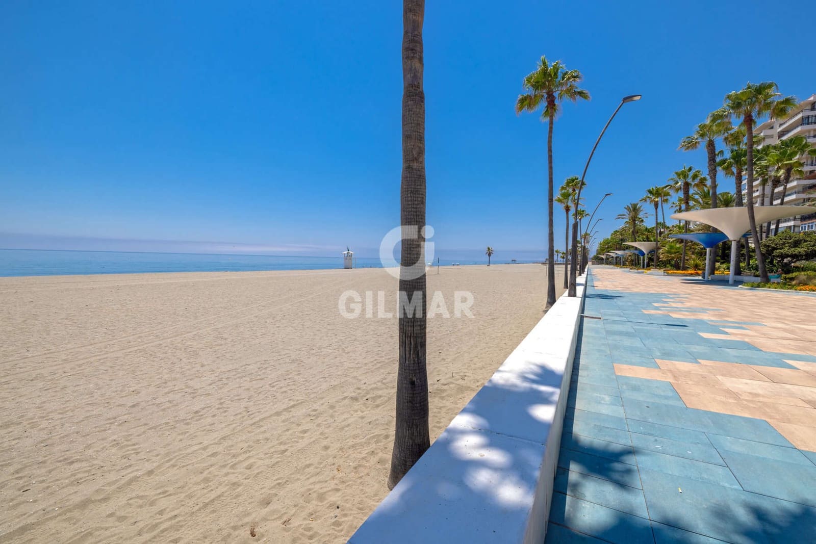 Piso de 2 habitaciones en Estepona en venta con piscina - 399.000 € (Ref: 9943196)