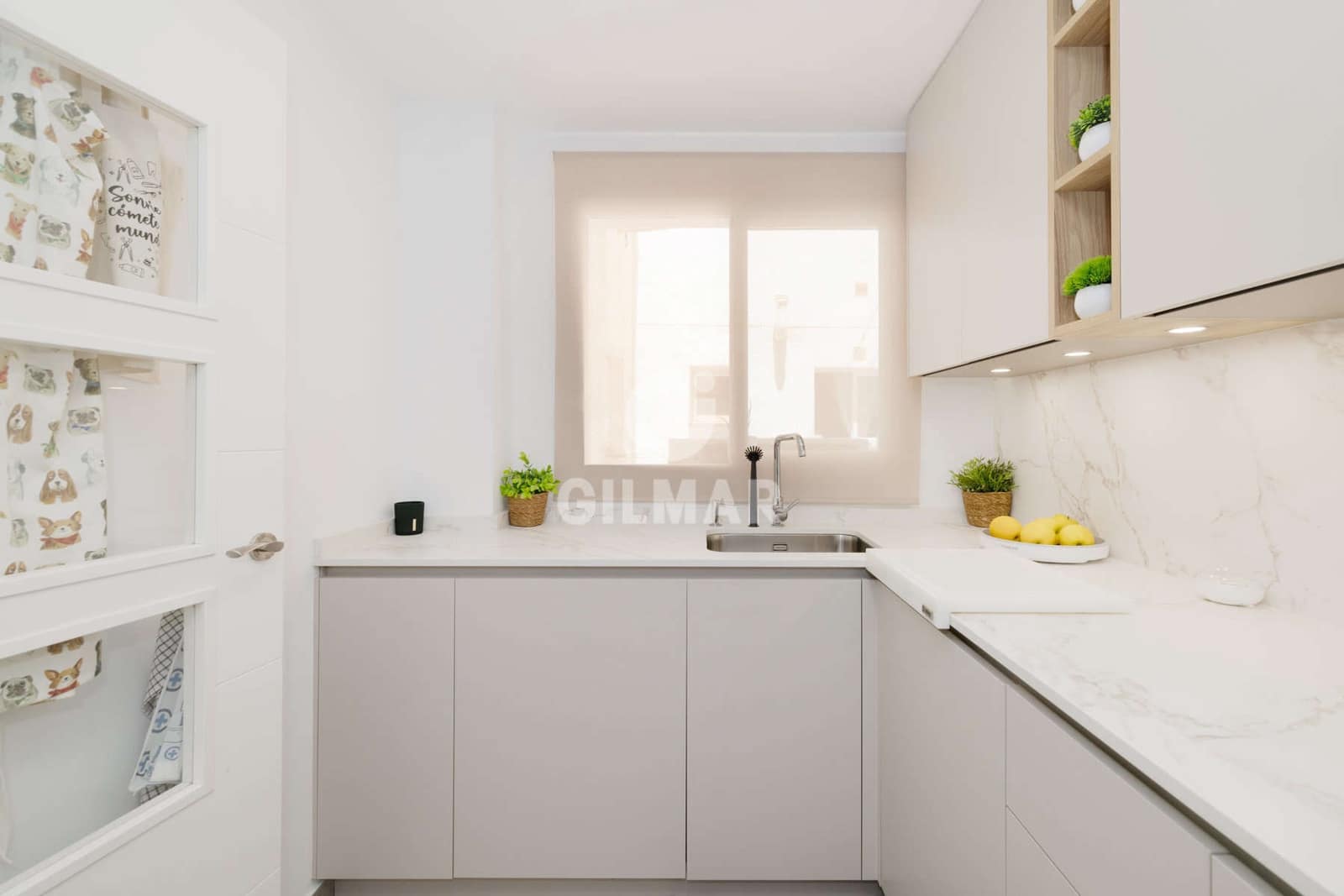 Piso de 2 habitaciones en Estepona en venta con piscina - 399.000 € (Ref: 9943196)