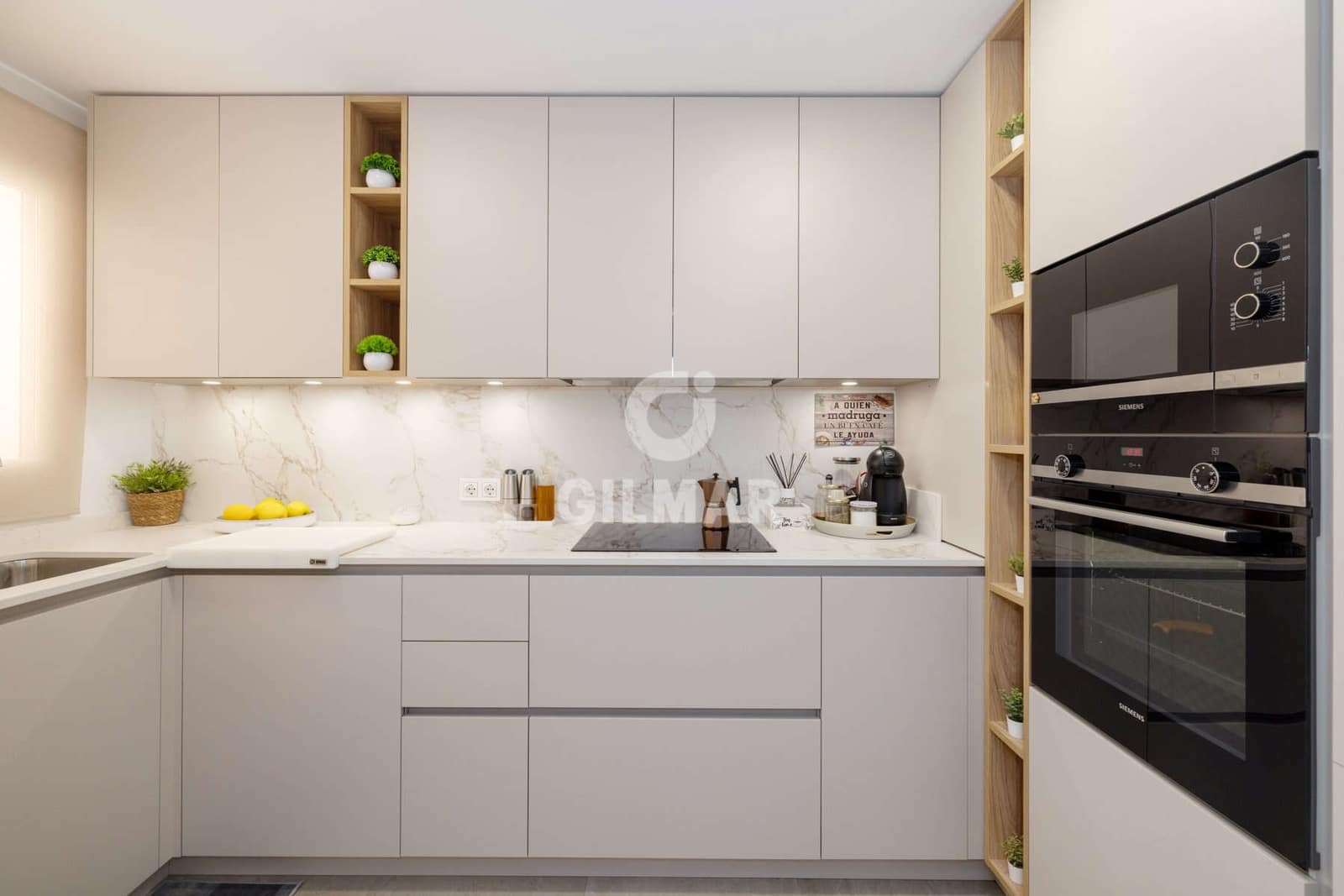 Piso de 2 habitaciones en Estepona en venta con piscina - 399.000 € (Ref: 9943196)