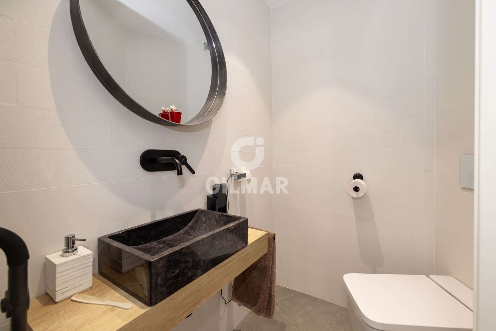Piso de 2 habitaciones en Estepona en venta con piscina - 399.000 € (Ref: 9943196)
