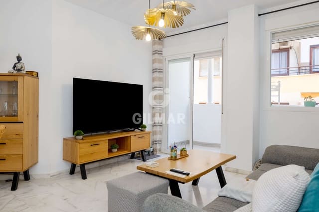 Piso de 2 habitaciones en Puerto de Estepona, Estepona en venta con piscina - 399.000 € (Ref: 9943196)