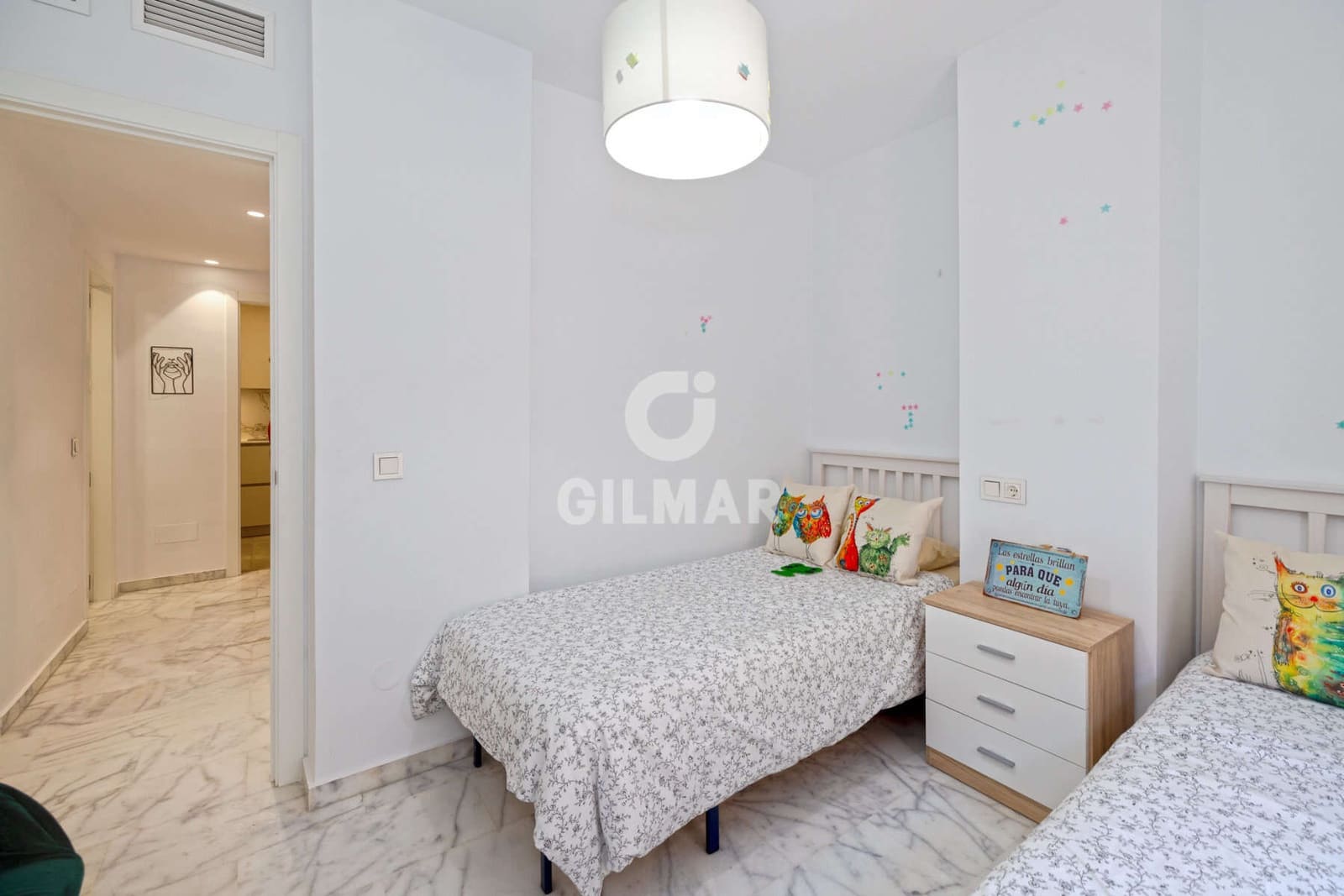Piso de 2 habitaciones en Estepona en venta con piscina - 399.000 € (Ref: 9943196)