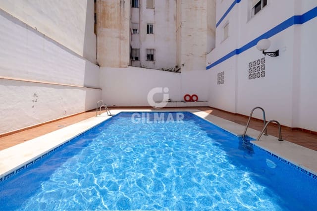Piso de 2 habitaciones en Puerto de Estepona, Estepona en venta con piscina - 399.000 € (Ref: 9943196)