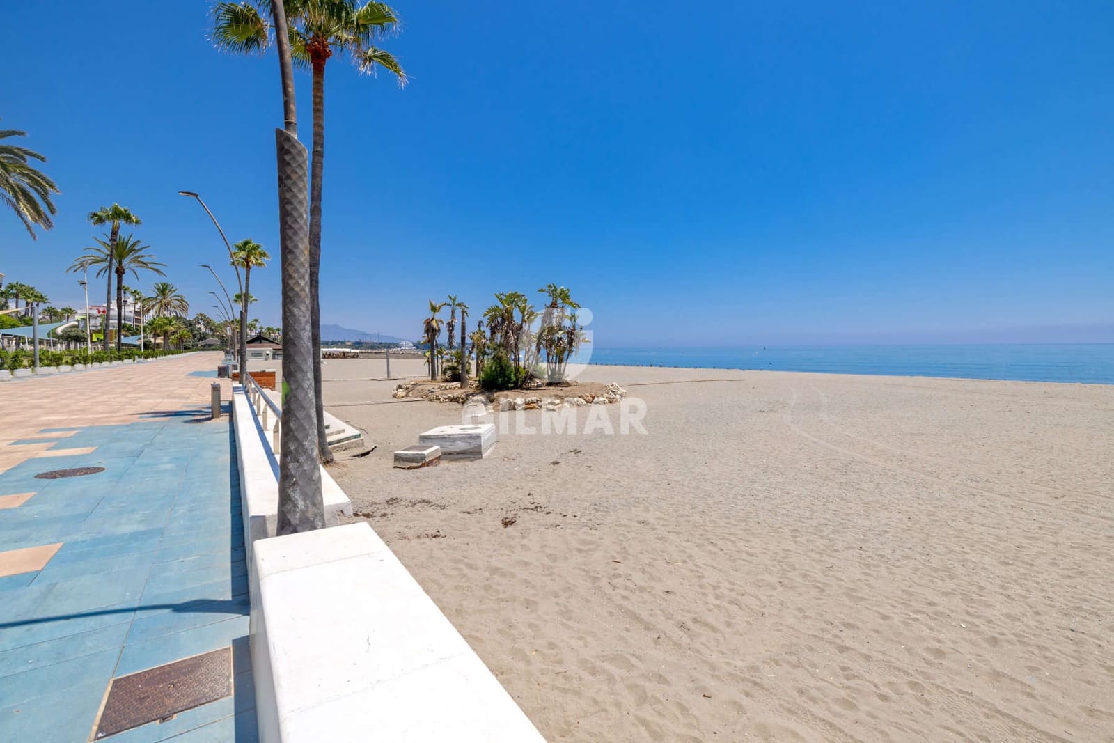 Piso de 2 habitaciones en Estepona en venta con piscina - 399.000 € (Ref: 9943196)