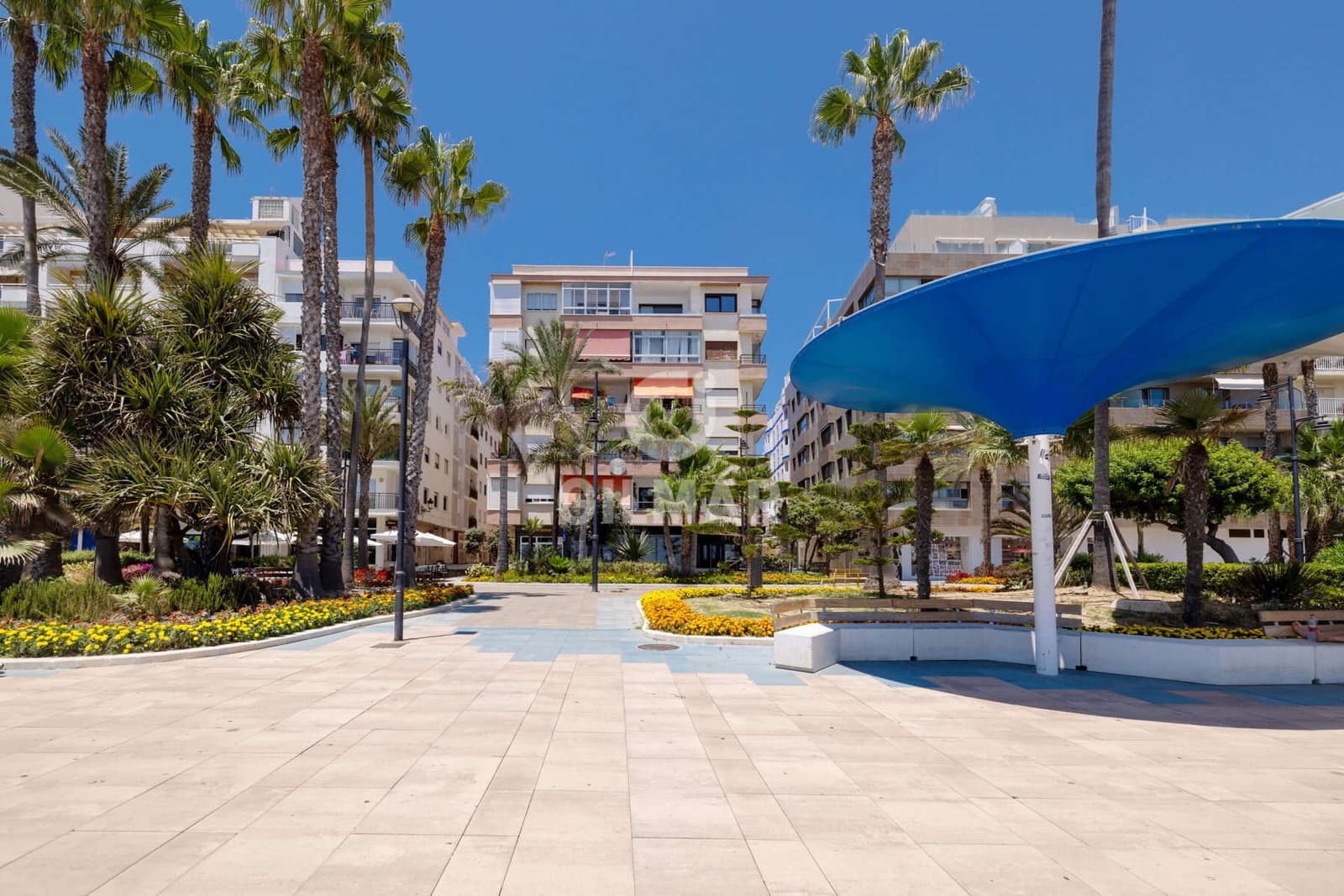 Piso de 2 habitaciones en Estepona en venta con piscina - 399.000 € (Ref: 9943196)