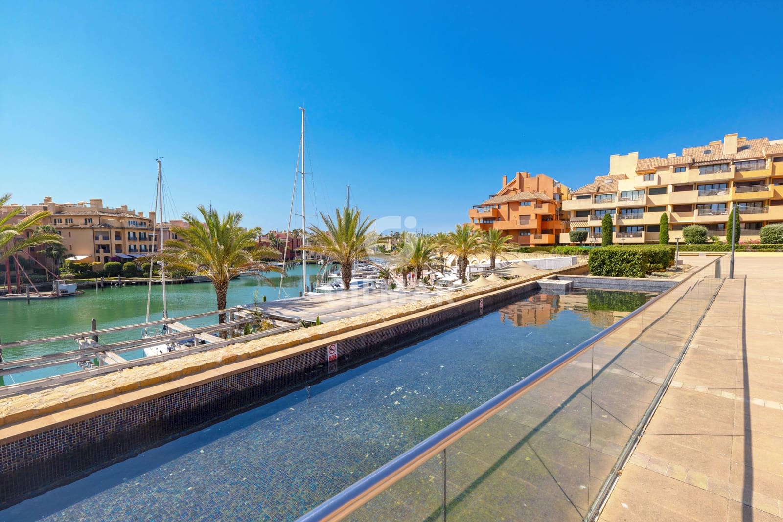 2 soveværelse Lejlighed til salg i Sotogrande med garage - € 675.000 (Ref: 9948738)