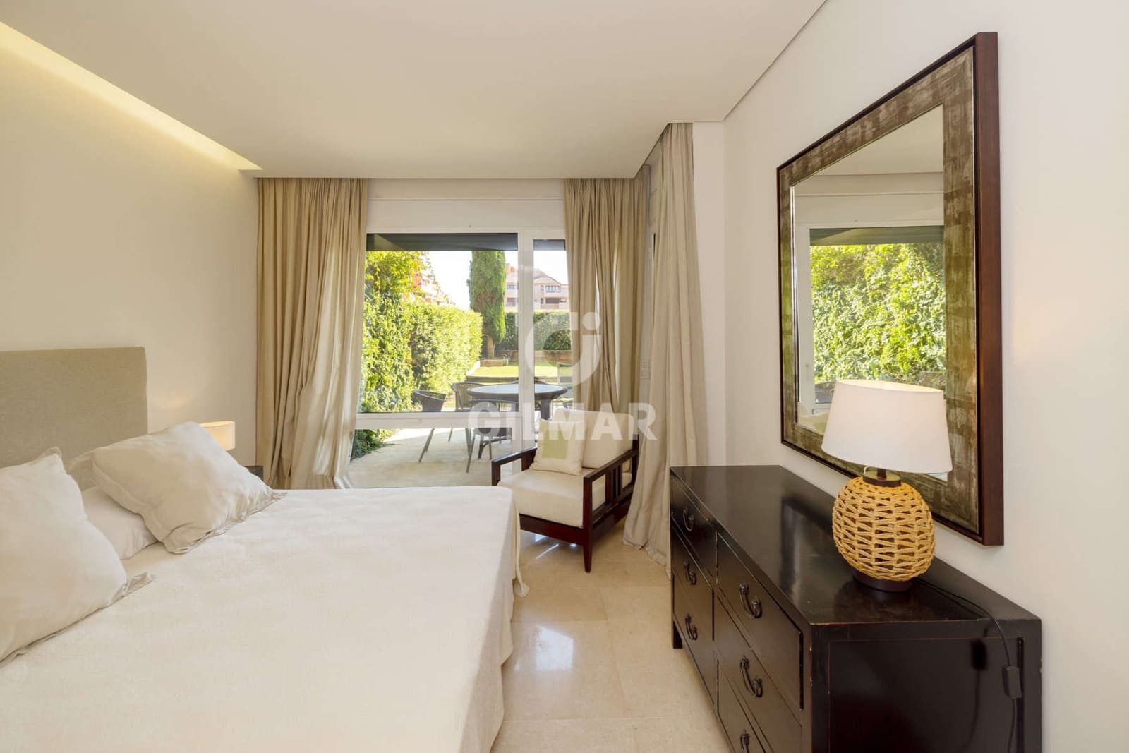 2 bedroom Flat for sale in Sotogrande with garage - € 675,000 (Ref: 9948738)