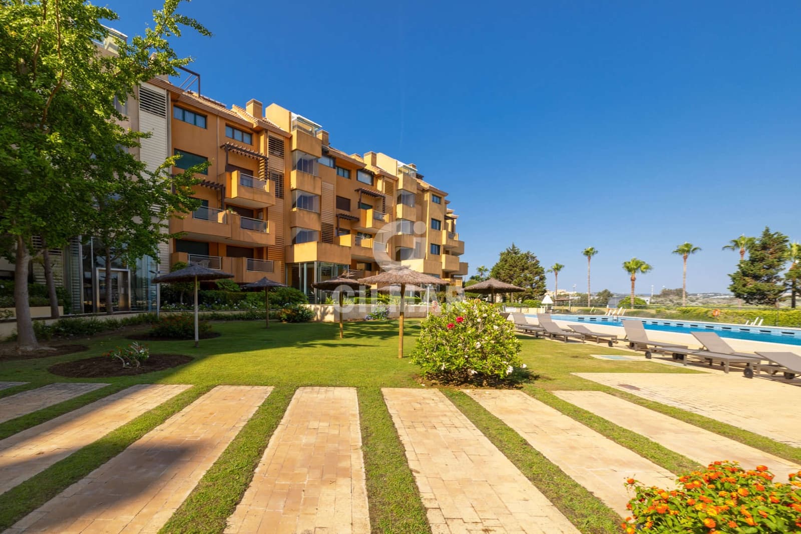 2 bedroom Flat for sale in Sotogrande with garage - € 675,000 (Ref: 9948738)