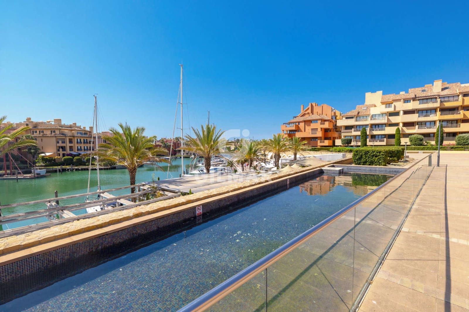 2 bedroom Flat for sale in Sotogrande with garage - € 675,000 (Ref: 9948738)
