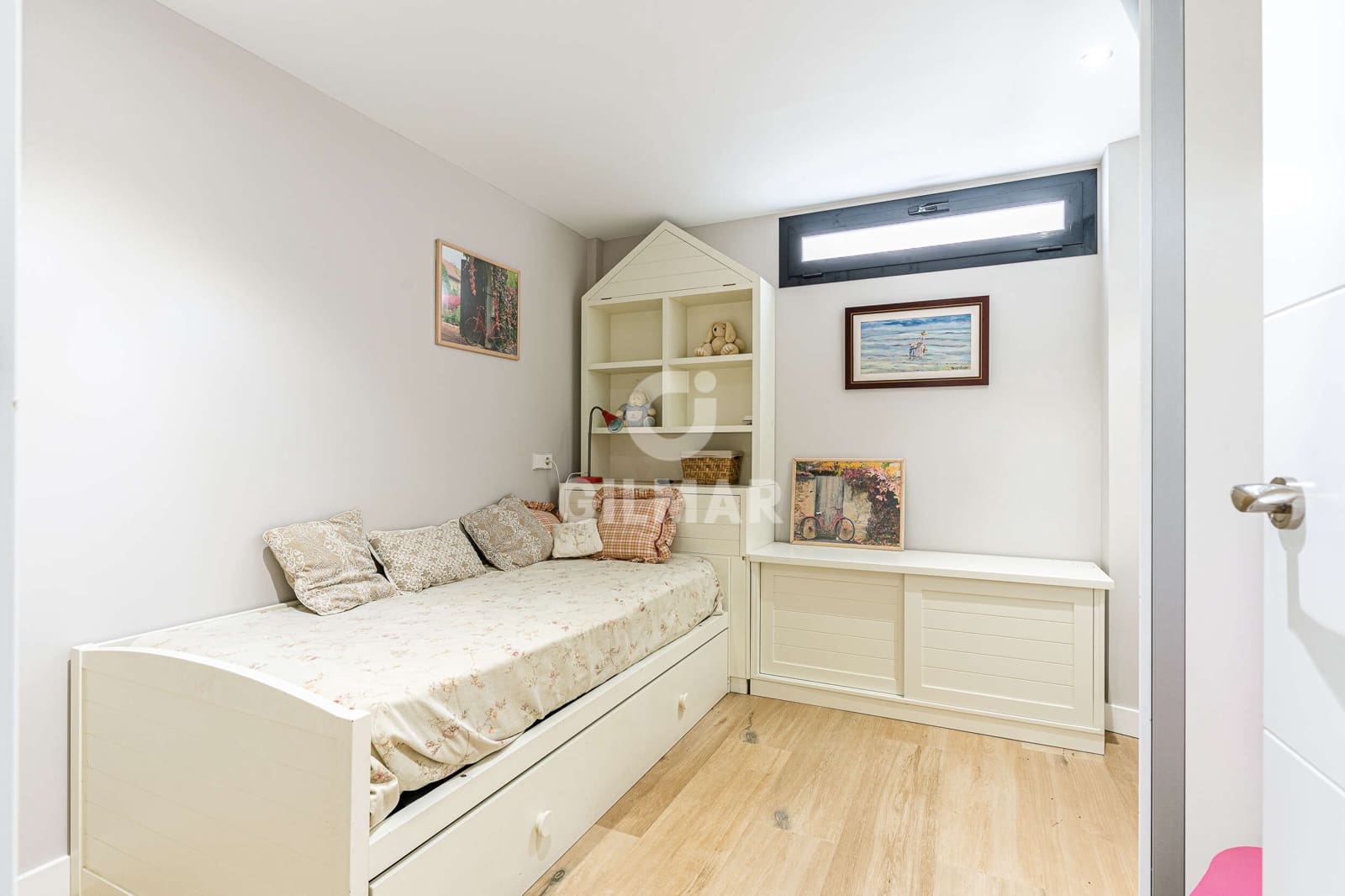5 soverom Kjedet enebolig til salgs i Madrid by med svømmebasseng garasje - € 1 700 000 (Ref: 9953096)