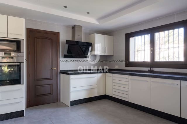 4 sovrum Villa till salu i El Rosario, Marbella med pool garage - 2 250 000 € (Ref: 9958565)