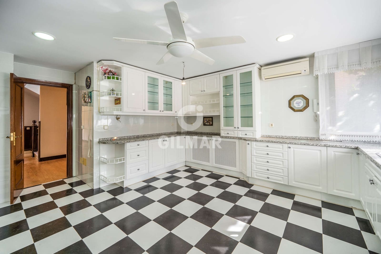 4 chambre Villa/Maison Semi-Mitoyenne à vendre à Madrid ville avec piscine garage - 1 450 000 € (Ref: 9968863)