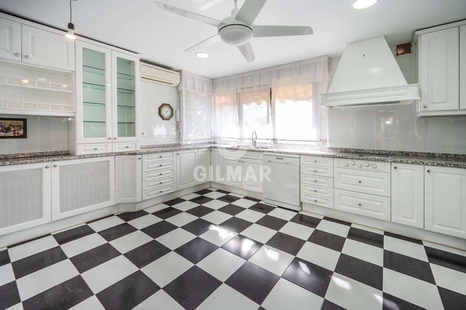 4 chambre Villa/Maison Semi-Mitoyenne à vendre à Madrid ville avec piscine garage - 1 450 000 € (Ref: 9968863)
