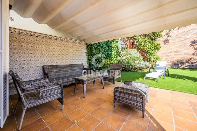4 soveværelse Semi-Rækkehus til salg i Peñagrande, Madrid by med swimmingpool garage - € 1.450.000 (Ref: 9968863)