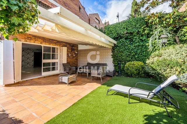4 soveværelse Semi-Rækkehus til salg i Peñagrande, Madrid by med swimmingpool garage - € 1.450.000 (Ref: 9968863)