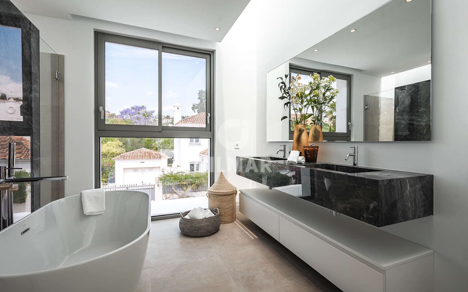 5 bedroom Villa for sale in Estepona with pool garage - € 2,495,000 (Ref: 9968957)
