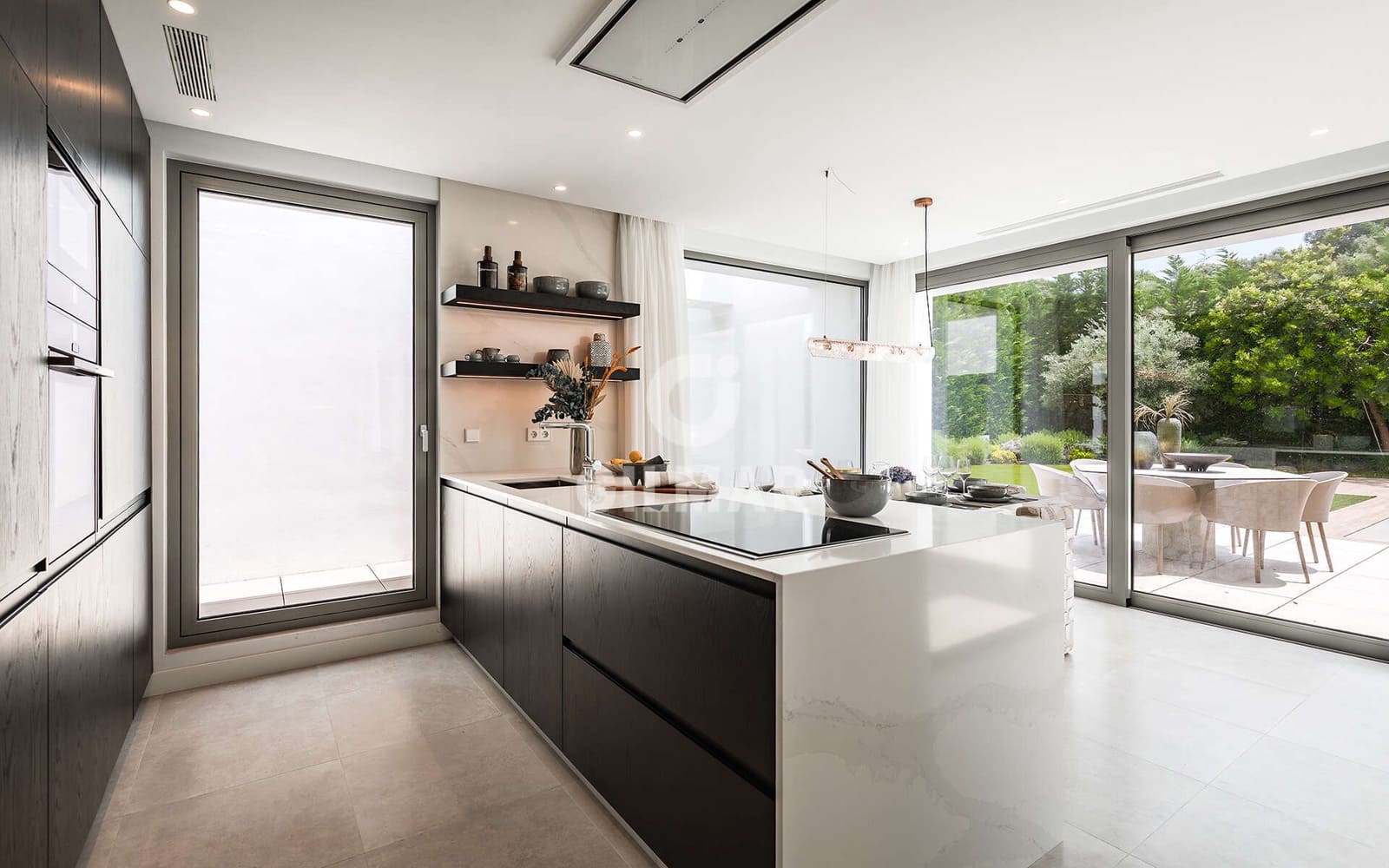 5 bedroom Villa for sale in Estepona with pool garage - € 2,495,000 (Ref: 9968957)