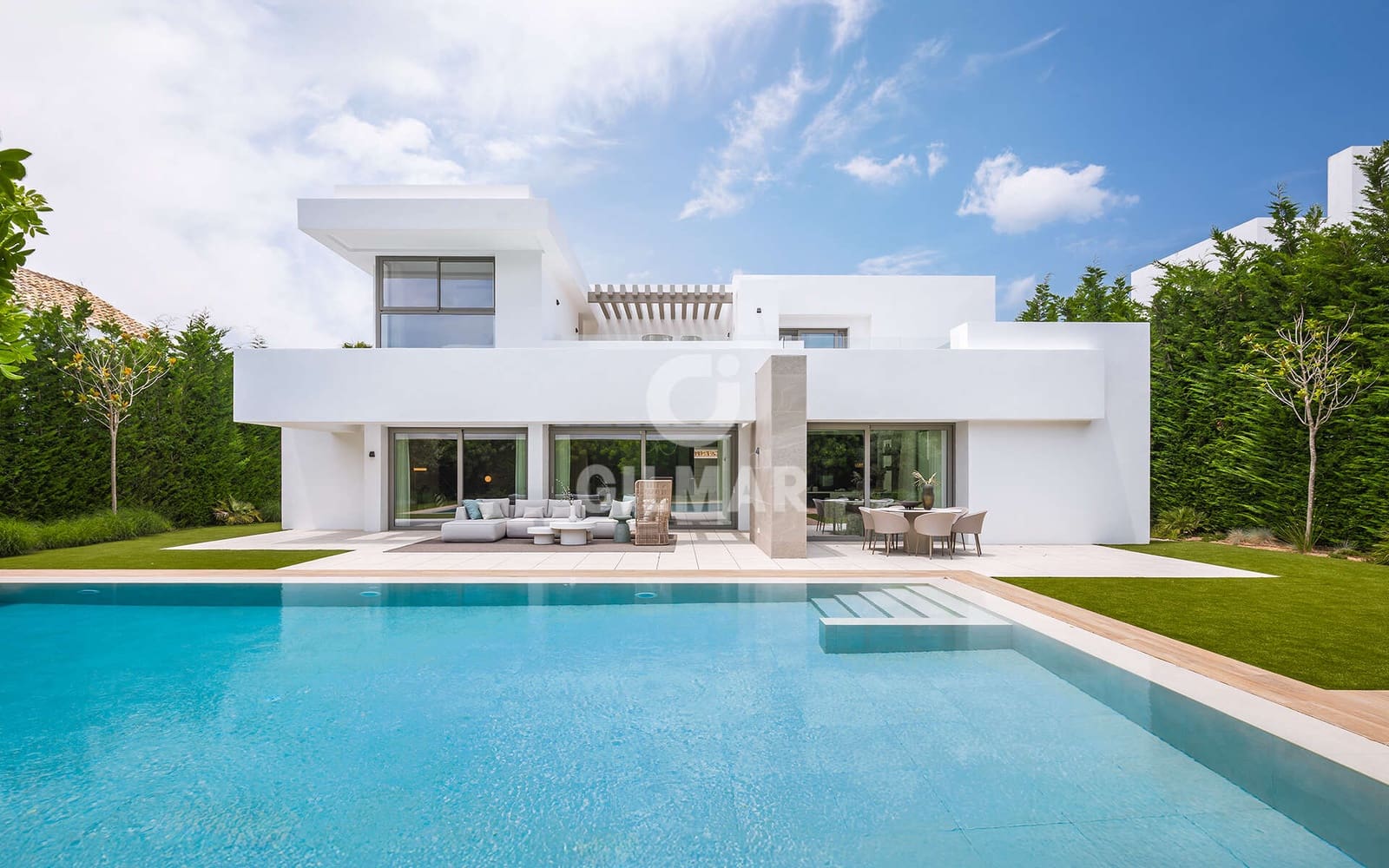 5 bedroom Villa for sale in Estepona with pool garage - € 2,495,000 (Ref: 9968957)