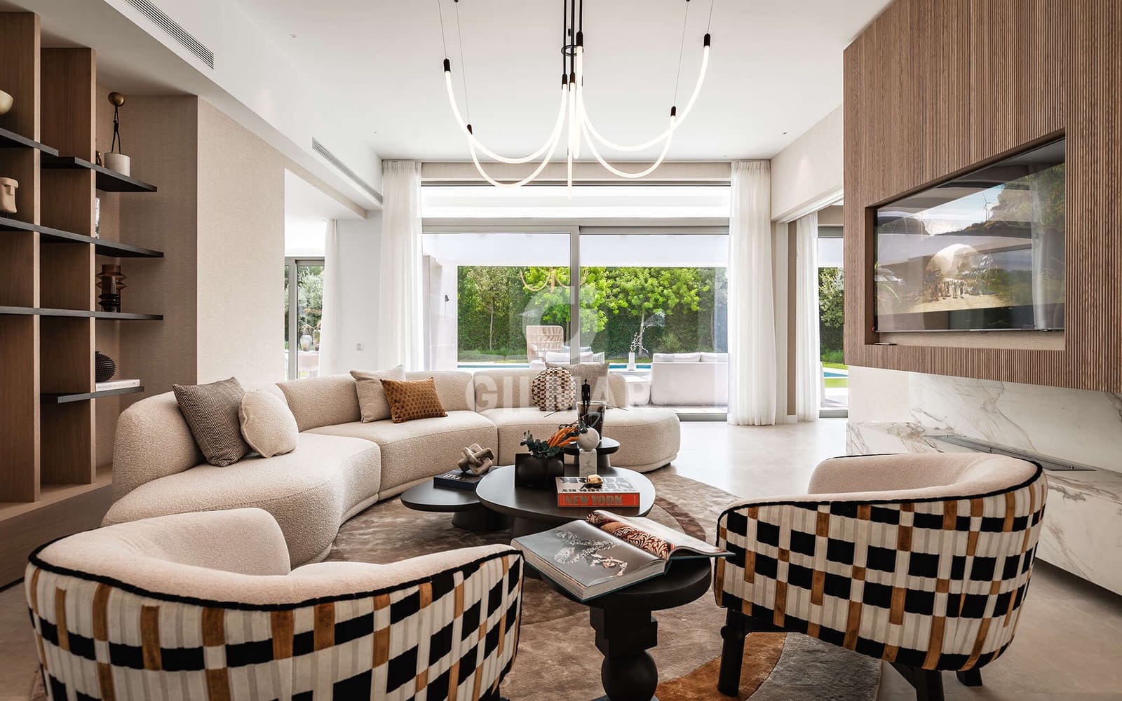 5 bedroom Villa for sale in Estepona with pool garage - € 2,495,000 (Ref: 9968957)