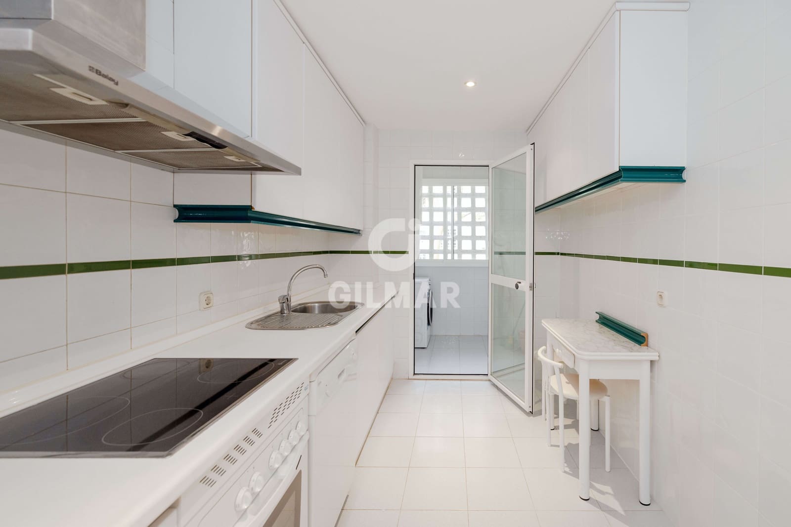 2 bedroom Flat for sale in Marbella with pool garage - € 520,000 (Ref: 9968958)