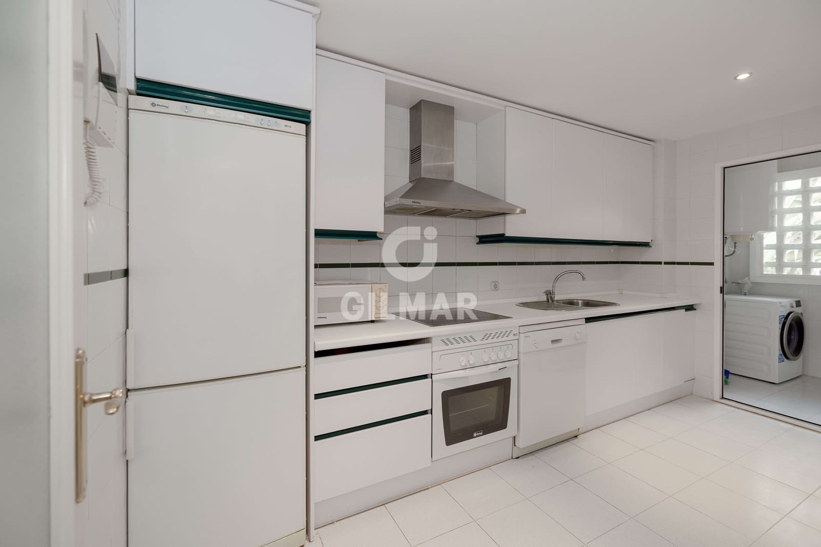 2 bedroom Flat for sale in Marbella with pool garage - € 520,000 (Ref: 9968958)