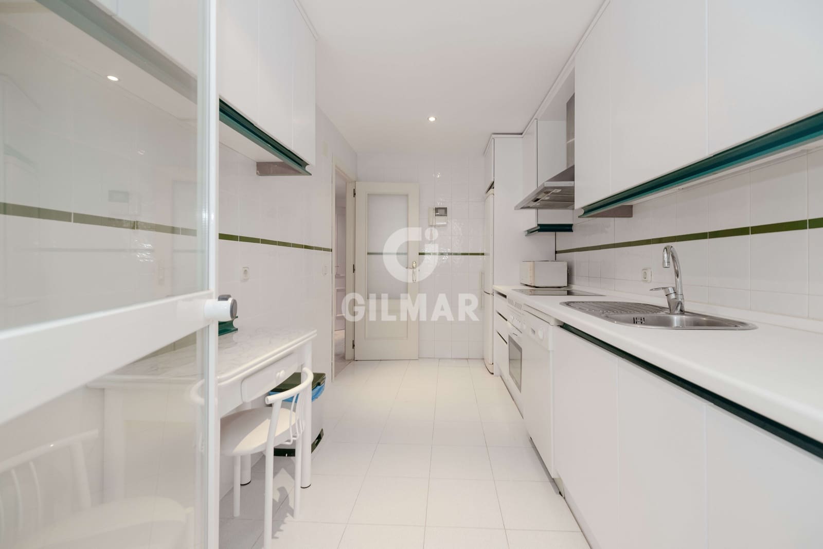 2 bedroom Flat for sale in Marbella with pool garage - € 520,000 (Ref: 9968958)