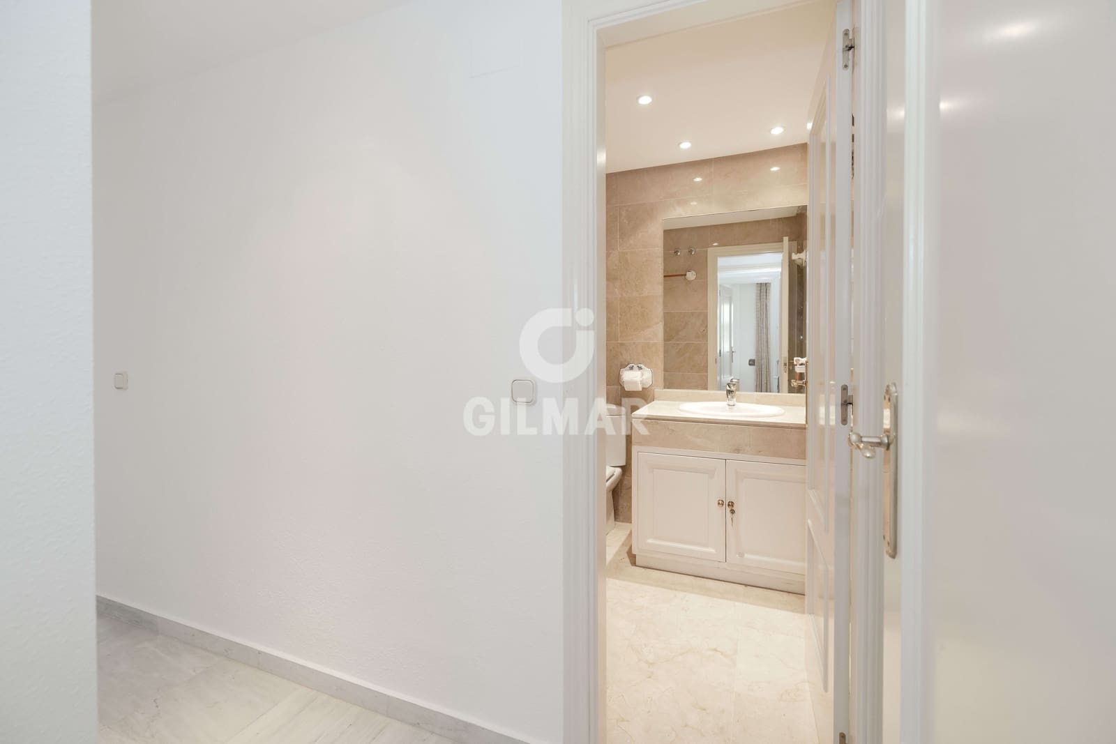 2 bedroom Flat for sale in Marbella with pool garage - € 520,000 (Ref: 9968958)