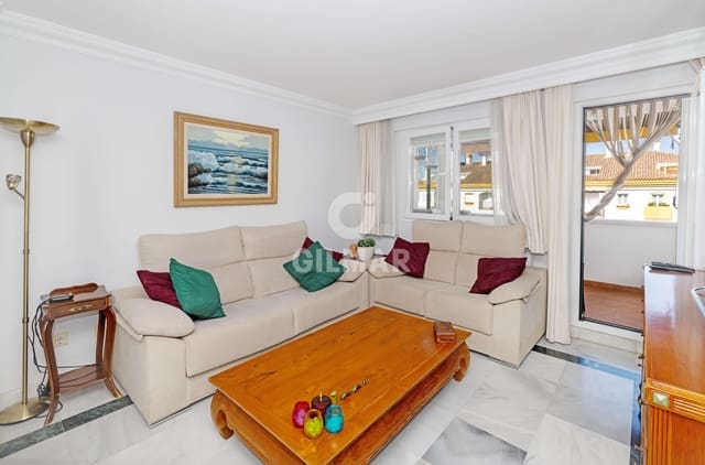 Ático de 4 habitaciones en Lomas De Marbella, Marbella en venta con piscina garaje - 895.000 € (Ref: 9968960)