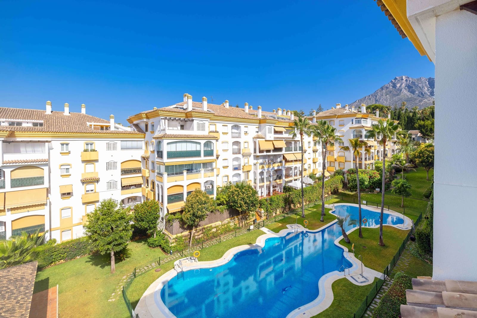 4 quarto Penthouse para venda em Marbella com piscina garagem - 895 000 € (Ref: 9968960)