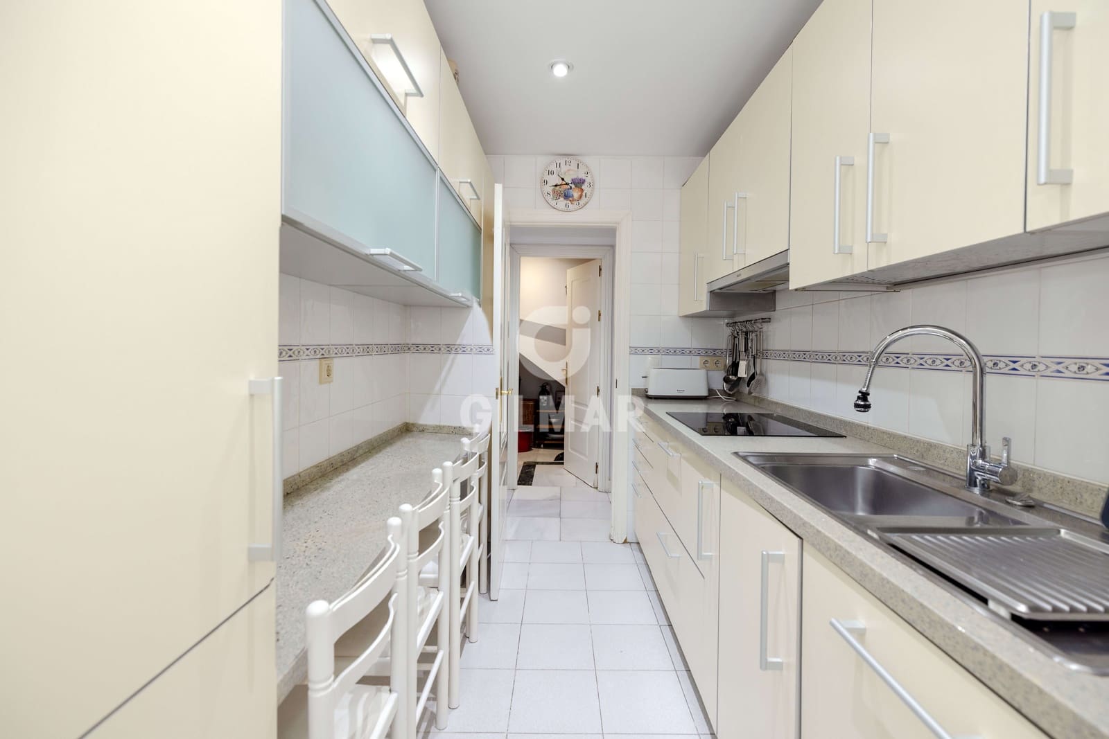 4 quarto Penthouse para venda em Marbella com piscina garagem - 895 000 € (Ref: 9968960)