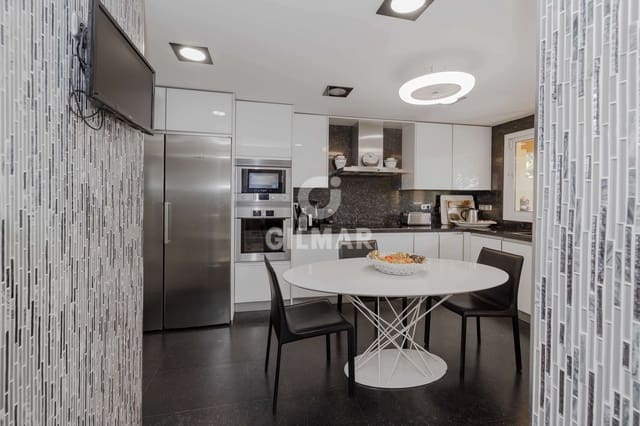 4 soveværelse Penthouse til salg i Río Real, Marbella med swimmingpool garage - € 3.850.000 (Ref: 9969111)