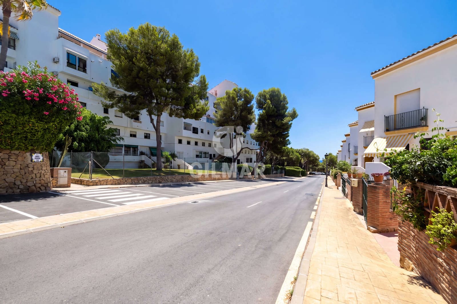 3 bedroom Flat for sale in Estepona with pool - € 450,000 (Ref: 9974014)