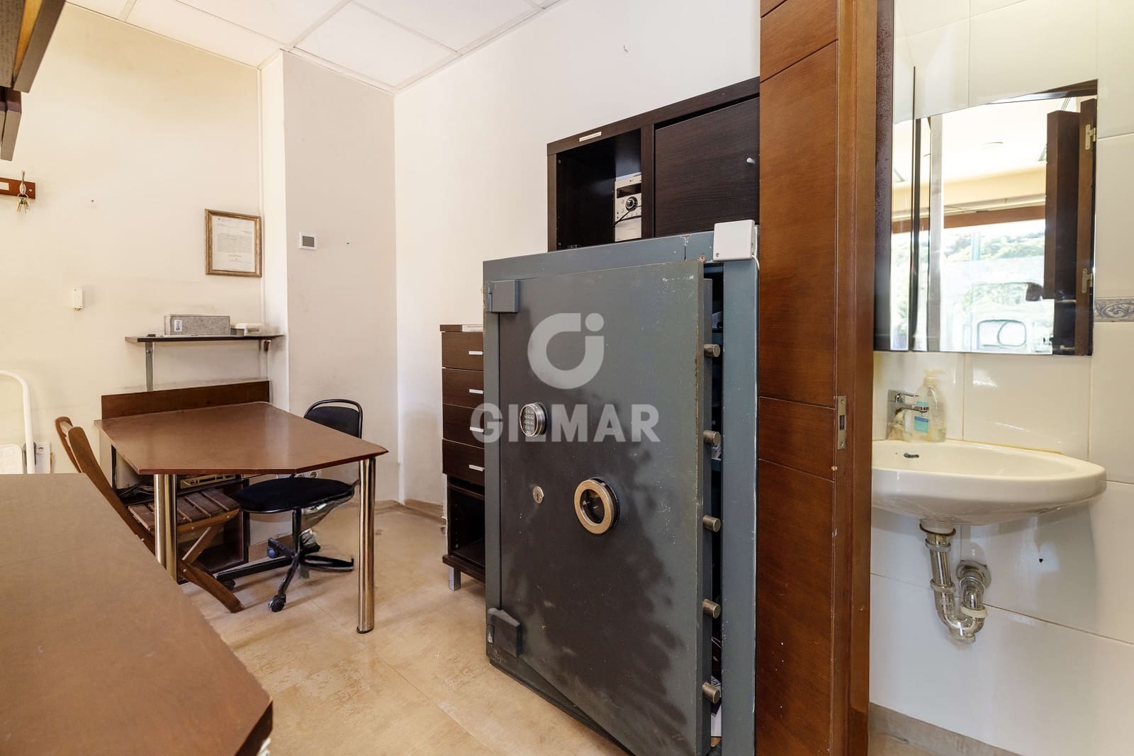 Commercial for sale in Malaga city - € 154,000 (Ref: 9976436)