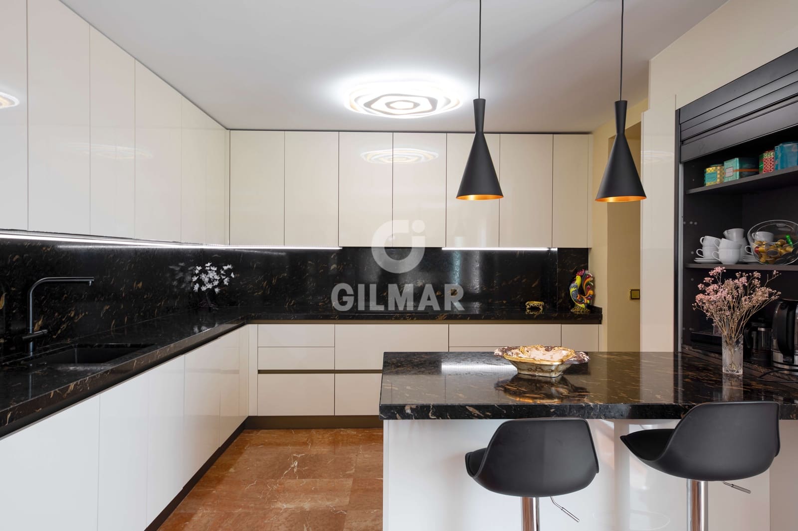 10 soverom Villa til salgs i Malaga by med svømmebasseng garasje - € 2 600 000 (Ref: 9976452)