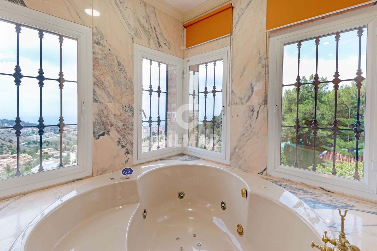 10 soverom Villa til salgs i Malaga by med svømmebasseng garasje - € 2 600 000 (Ref: 9976452)