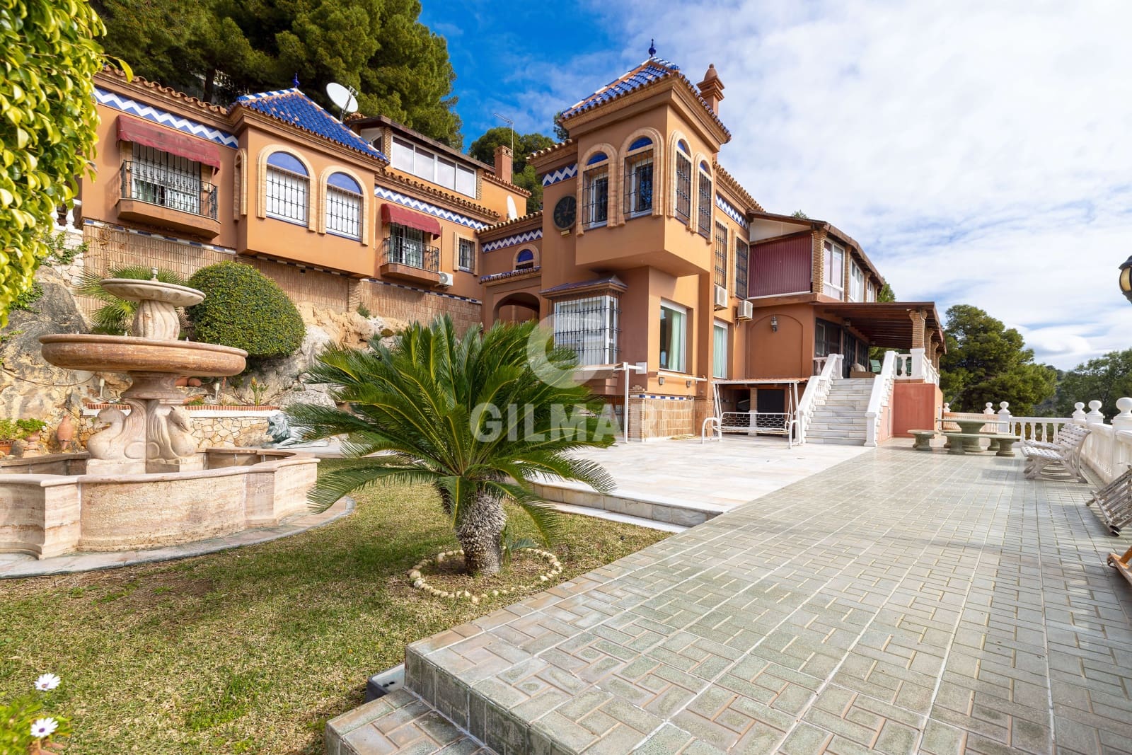10 soverom Villa til salgs i Malaga by med svømmebasseng garasje - € 2 600 000 (Ref: 9976452)