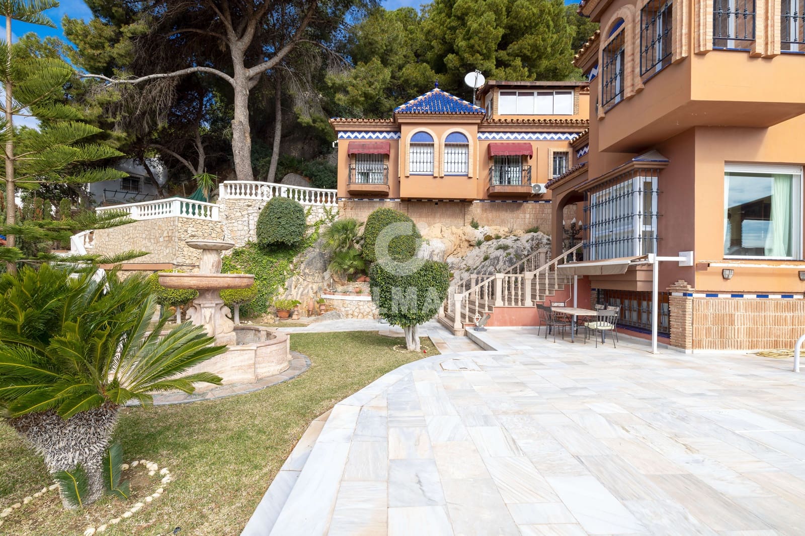 10 soverom Villa til salgs i Malaga by med svømmebasseng garasje - € 2 600 000 (Ref: 9976452)