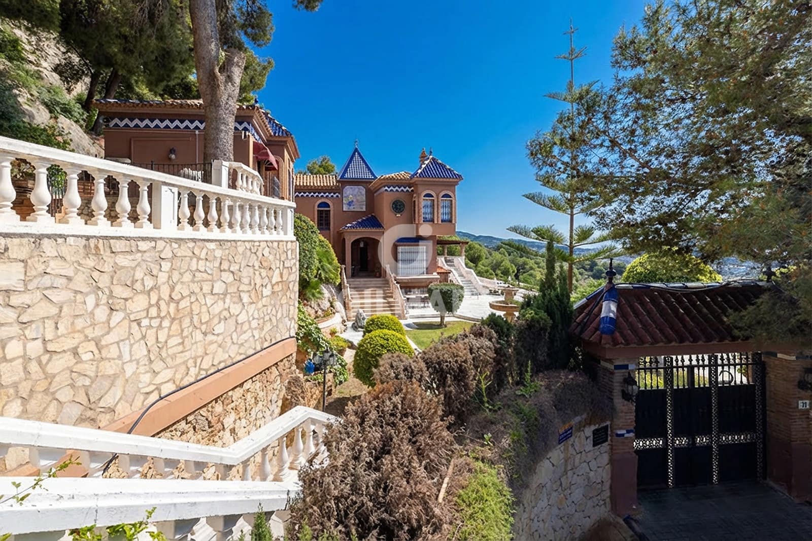 10 soverom Villa til salgs i Malaga by med svømmebasseng garasje - € 2 600 000 (Ref: 9976452)