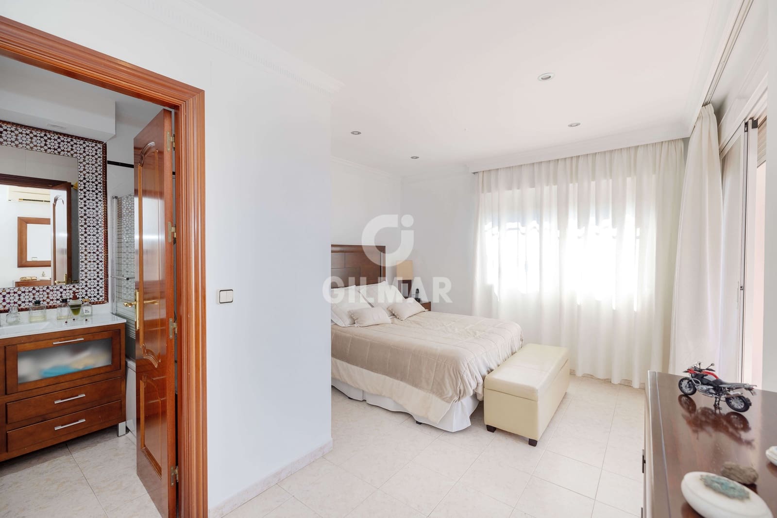 6 soverom Villa til salgs i Malaga by med svømmebasseng garasje - € 1 495 000 (Ref: 9976459)