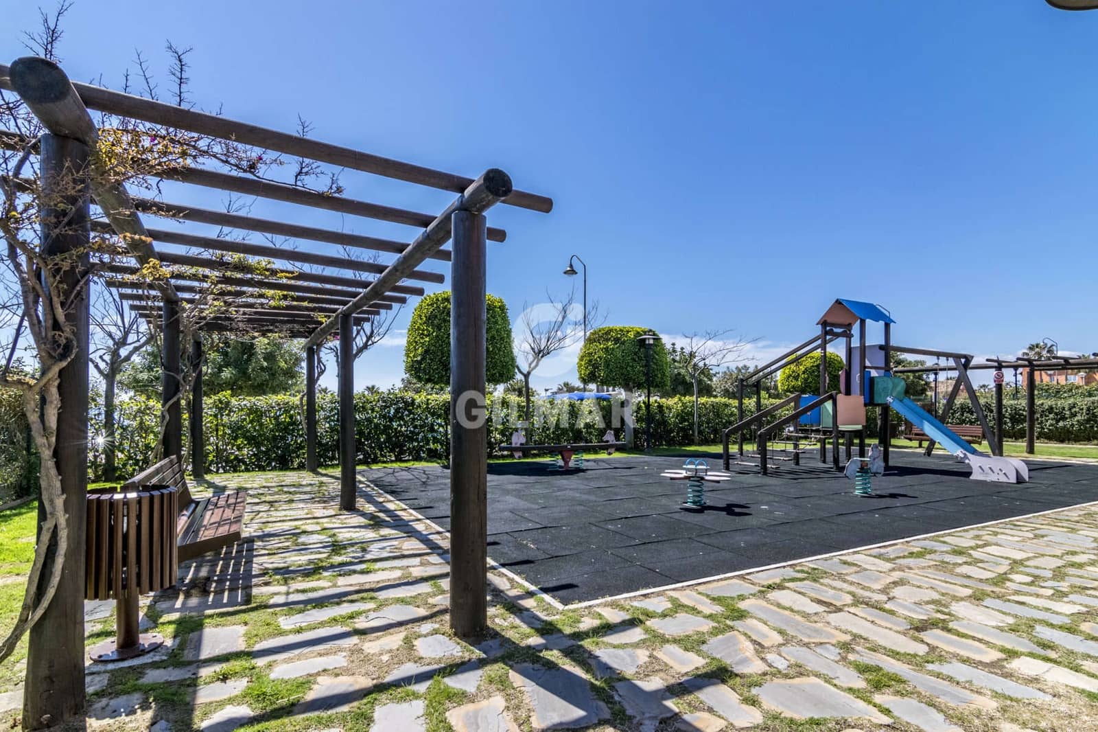 2 soveværelse Penthouse til salg i Estepona med garage - € 850.000 (Ref: 9977910)