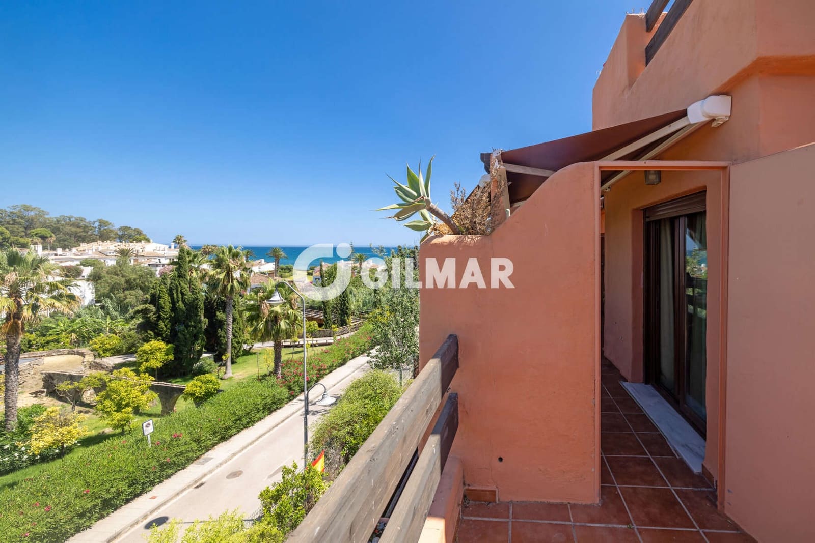 Ático de 2 habitaciones en Estepona en venta con piscina garaje - 730.000 € (Ref: 9977910)