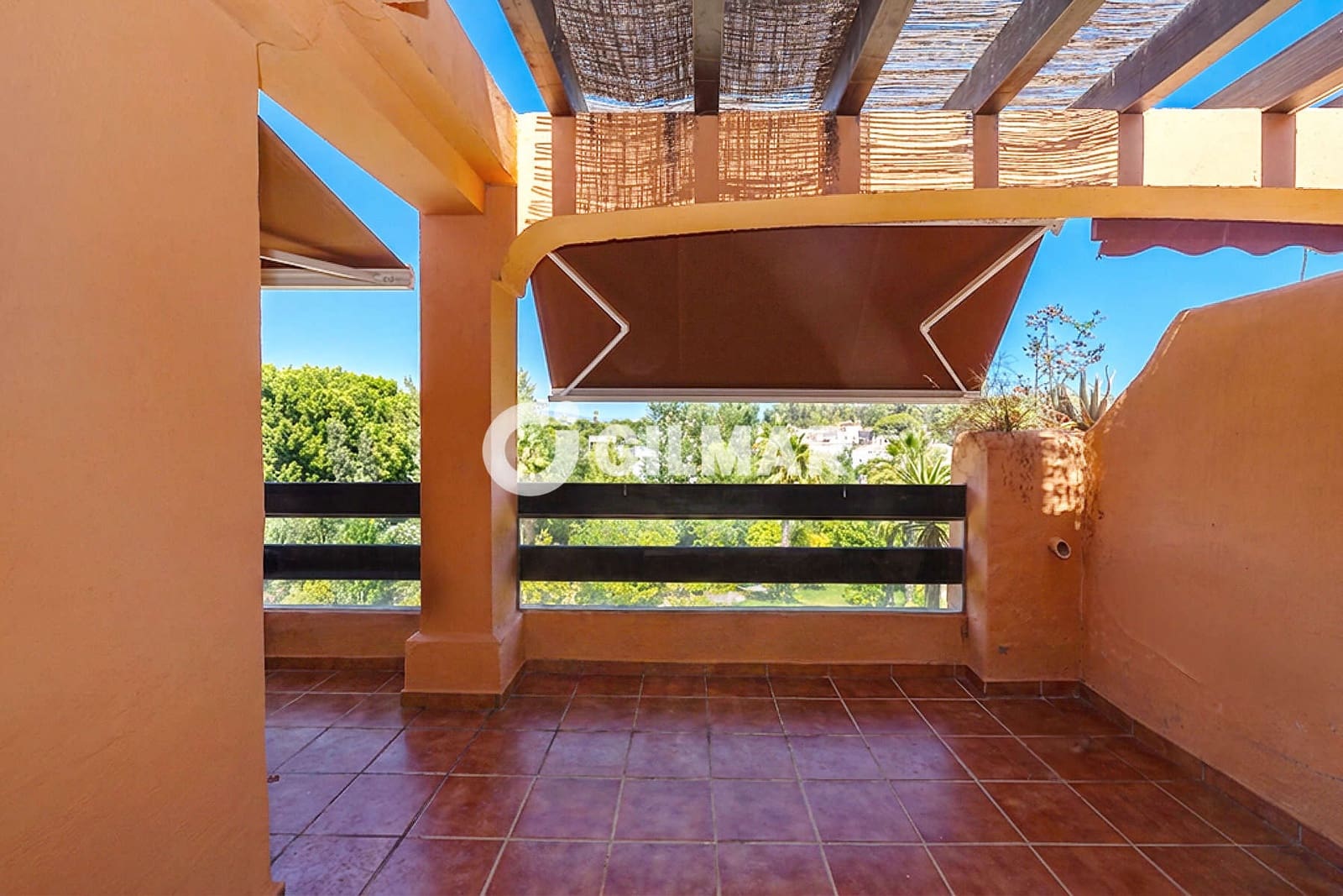 Ático de 2 habitaciones en Estepona en venta con piscina garaje - 730.000 € (Ref: 9977910)