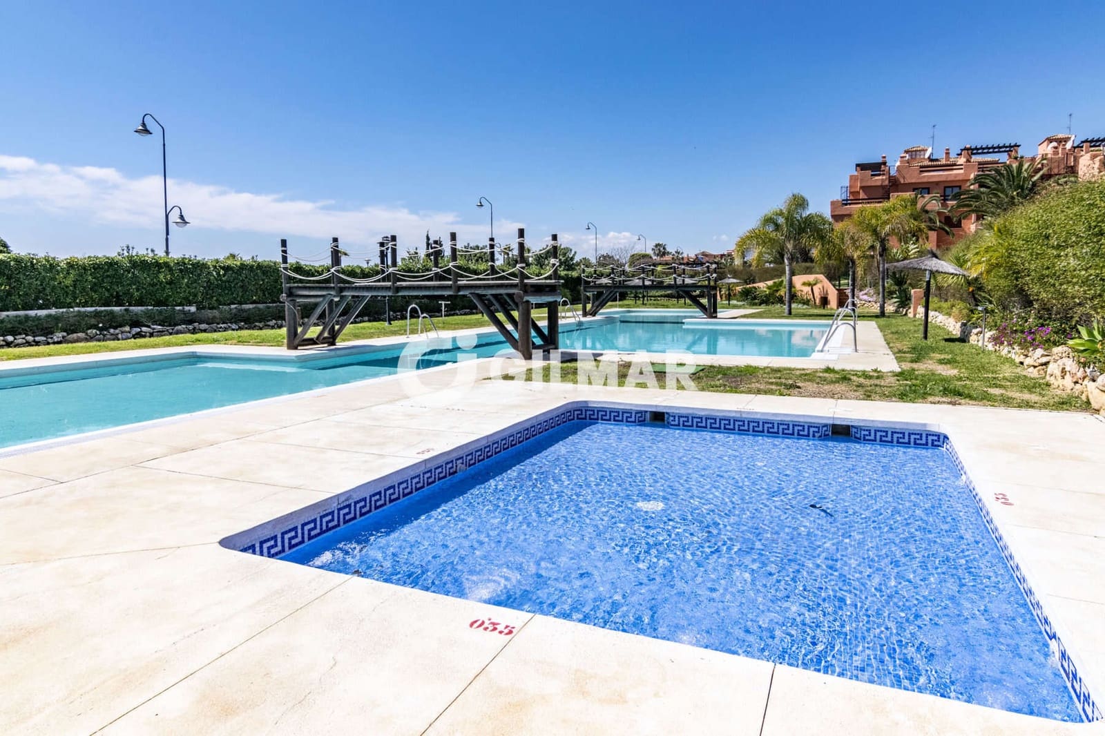 Ático de 2 habitaciones en Estepona en venta con piscina garaje - 730.000 € (Ref: 9977910)