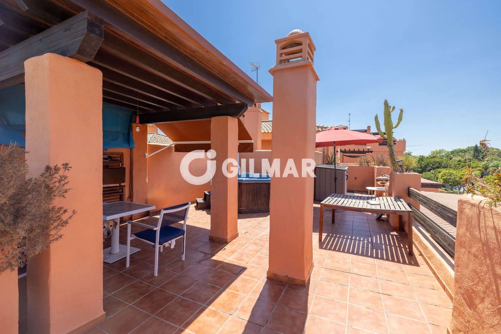 Ático de 2 habitaciones en Estepona en venta con piscina garaje - 730.000 € (Ref: 9977910)
