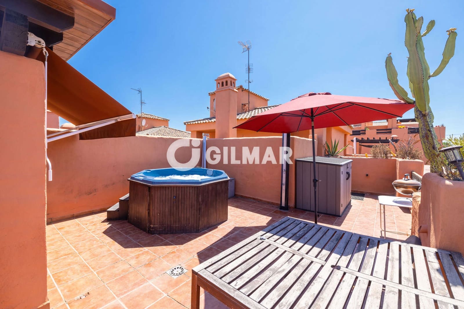 Ático de 2 habitaciones en Estepona en venta con piscina garaje - 730.000 € (Ref: 9977910)