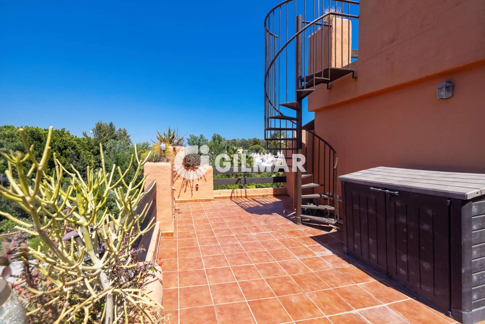 Ático de 2 habitaciones en Estepona en venta con piscina garaje - 730.000 € (Ref: 9977910)